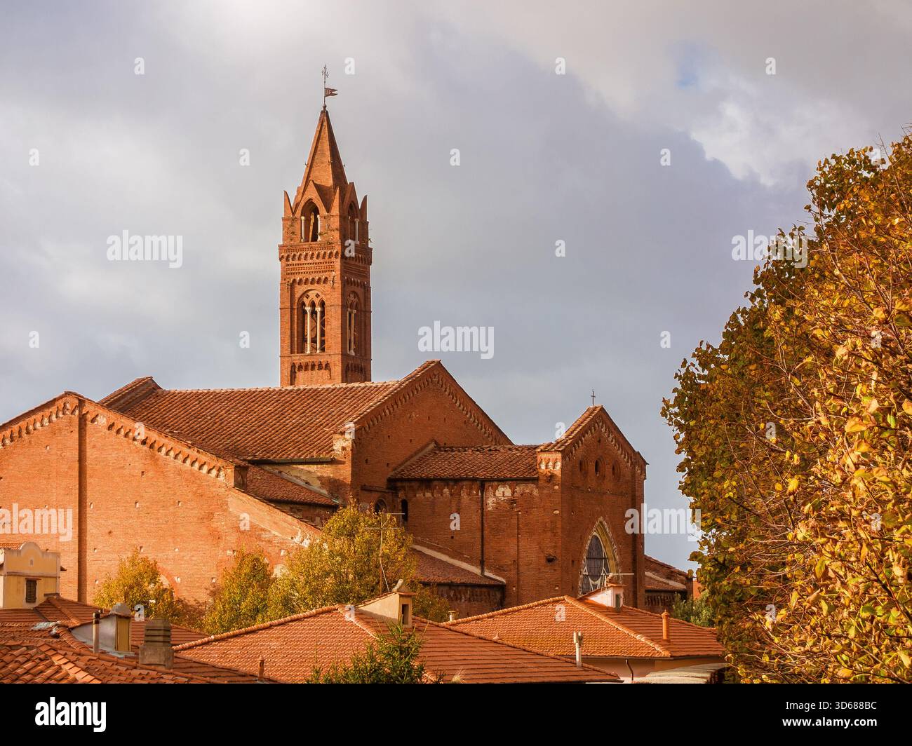 San Francesco (Saint François) église médiévale du 13ème siècle avec beau clocher suspendu à Pise, avec des feuilles d'automne Banque D'Images