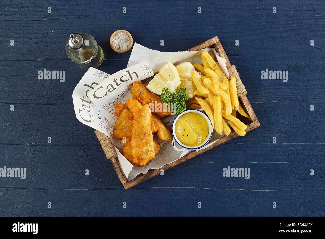 Fish and chips avec mayonnaise au curry et citron Banque D'Images