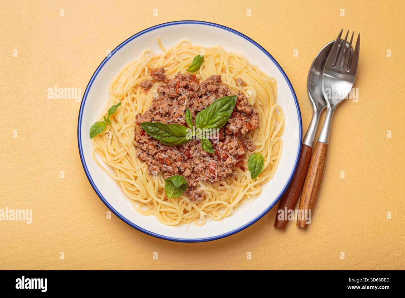Spaghetti bolognaise au basilic et parmesan râpé Banque D'Images