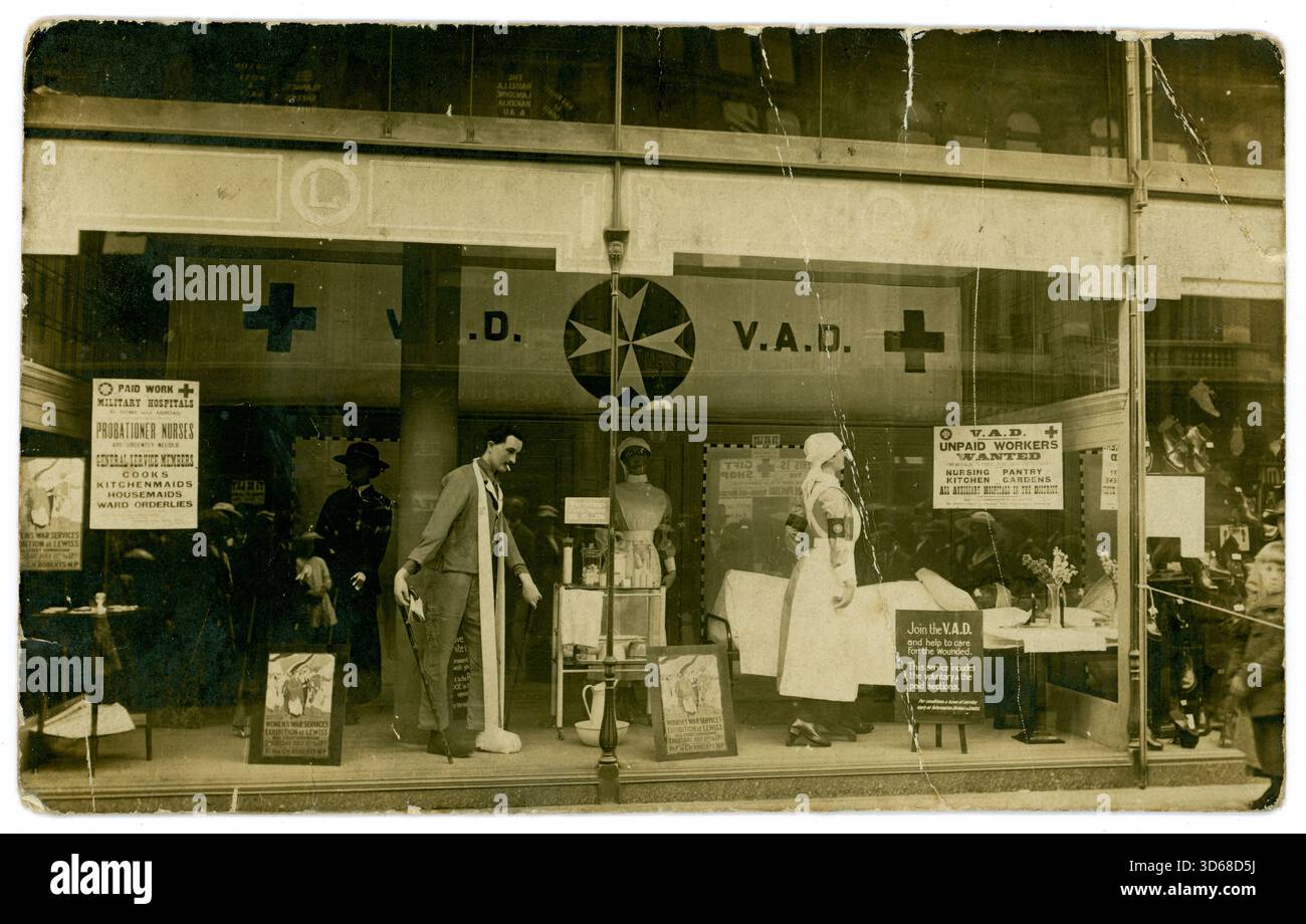 Carte postale originale de l'époque de la première Guerre mondiale représentant une vitrine d'une exposition des services de guerre des femmes au grand magasin Lewis, Bull Street, Birmingham. Il a mis sur une vitrine de magasin - aidant à recruter des VAD non rémunérés pour les hôpitaux auxiliaires dans le district également rémunéré des infirmières stagiaires. Un panneau dans la fenêtre demande 'rejoindre le V.A.D. et aider à soigner les blessés.ce service comprend les sections volontaire et payé'. Mannequins d'infirmières en uniforme et d'un soldat blessé. Une foule de spectateurs / acheteurs se reflète dans la fenêtre. Photographie de Hudson's Studios, Birmingham, Angleterre, Royaume-Uni vers 1915 Banque D'Images