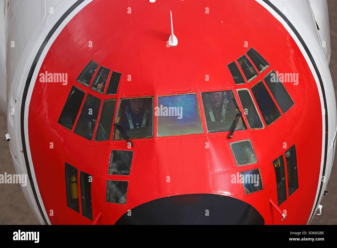 Lockheed C-130A Hercules (N117TG) exploité par International Air Response lors d'une mission de photographie air-air au-dessus de l'Arizona. Ce Hercules de premier modèle, série 182-3018, est capturé en vol au-dessus du paysage désertique, mettant en valeur le profil distinctif et la conception traditionnelle du transport à turbopropulseurs à quatre moteurs classique Banque D'Images