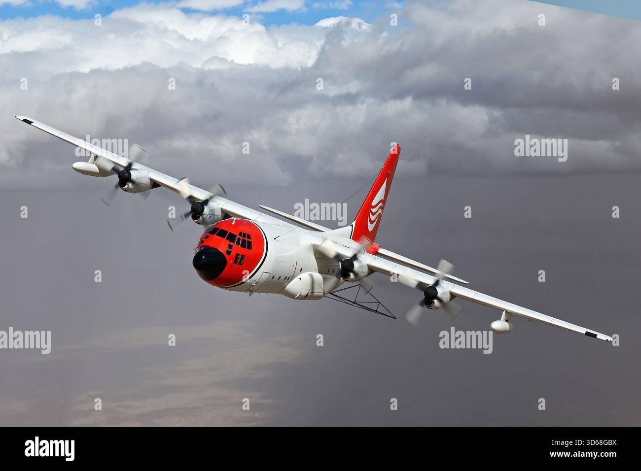 Lockheed C-130A Hercules (N117TG) exploité par International Air Response lors d'une mission de photographie air-air au-dessus de l'Arizona. Ce Hercules de premier modèle, série 182-3018, est capturé en vol au-dessus du paysage désertique, mettant en valeur le profil distinctif et la conception traditionnelle du transport à turbopropulseurs à quatre moteurs classique Banque D'Images
