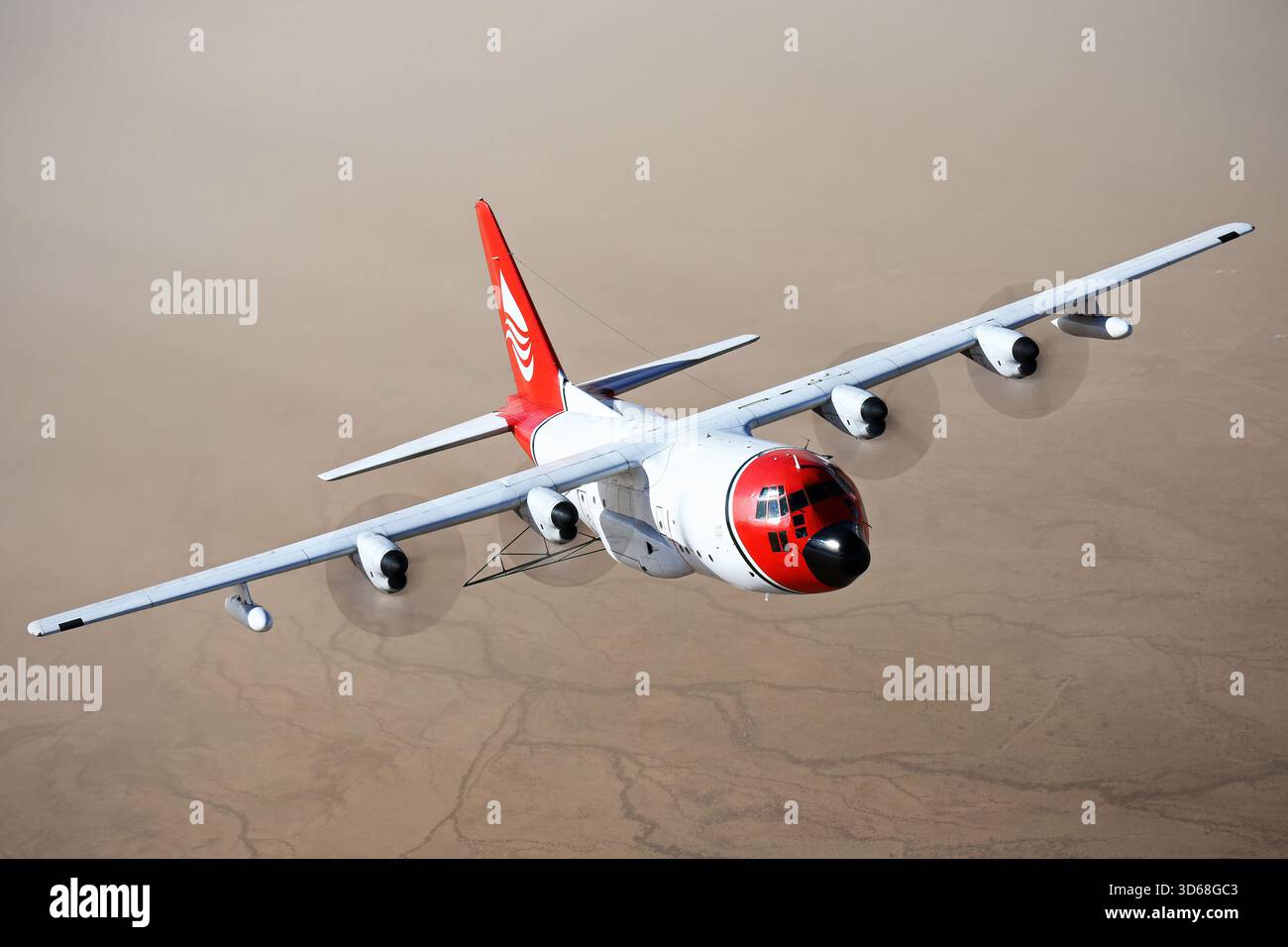 Lockheed C-130A Hercules (N117TG) exploité par International Air Response lors d'une mission de photographie air-air au-dessus de l'Arizona. Ce Hercules de premier modèle, série 182-3018, est capturé en vol au-dessus du paysage désertique, mettant en valeur le profil distinctif et la conception traditionnelle du transport à turbopropulseurs à quatre moteurs classique Banque D'Images