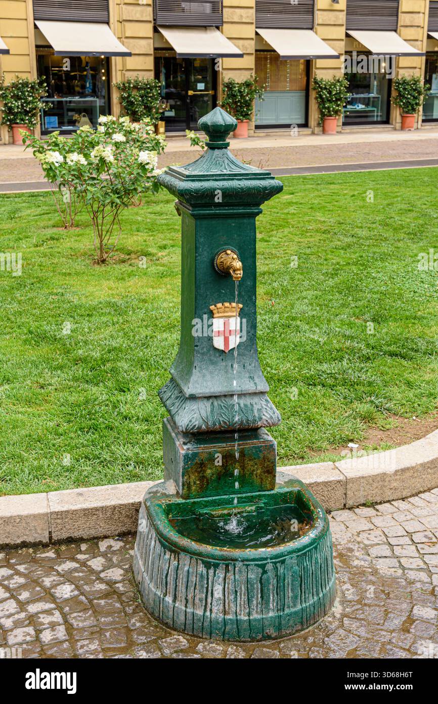 Fontaine milanaise en fonte, également connue sous le nom de Dragon Vert, sur la Piazza Tommaseo, Milan, Italie Banque D'Images
