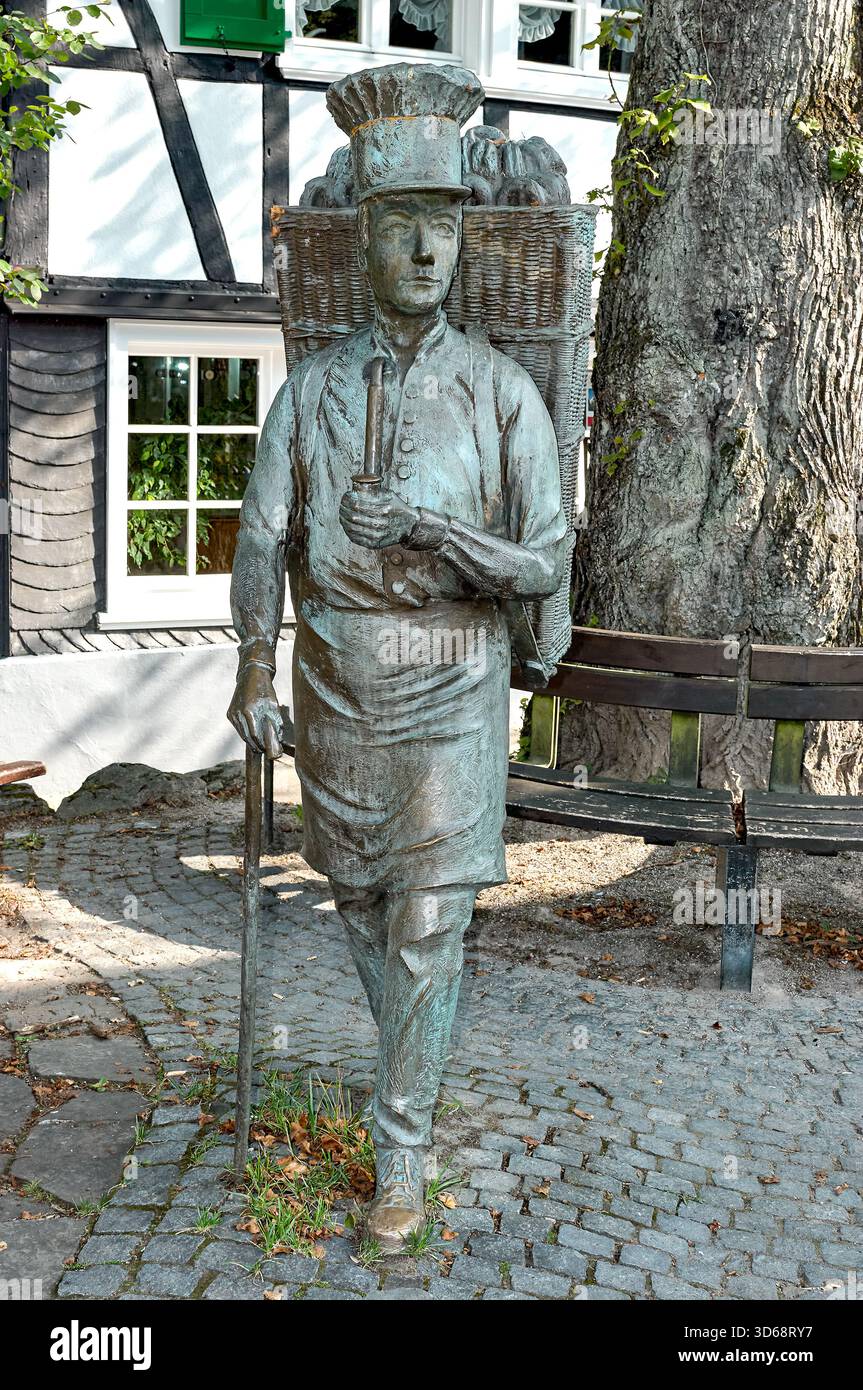 La statue de Burger Brezelmann ou Kiepenkerl à Solingen-Unterburg, Bergisches Land, Rhénanie du Nord Westphalie, Allemagne Banque D'Images
