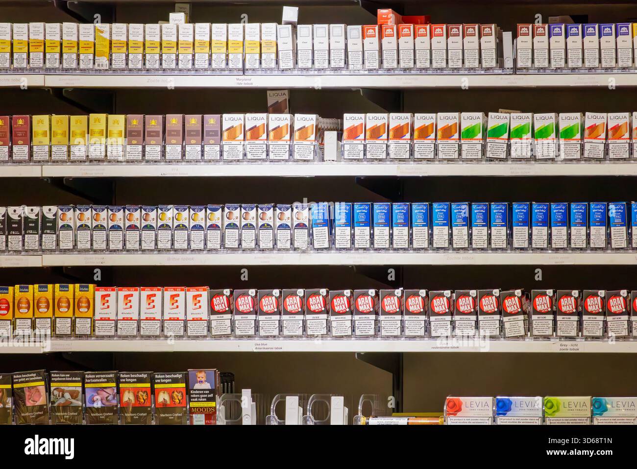 Nimègue, pays-Bas - 12 novembre 2025 : magasin de vape de cigarette électronique avec étagères de vape jetables à usage unique à Nimègue Banque D'Images