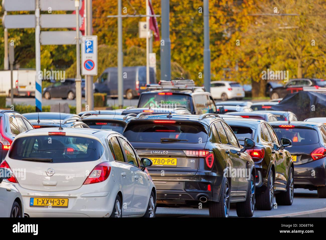 Arnhem, pays-Bas - 30 octobre 2025 : heure de pointe avec circulation automobile lente à Arnhem, pays-Bas Banque D'Images