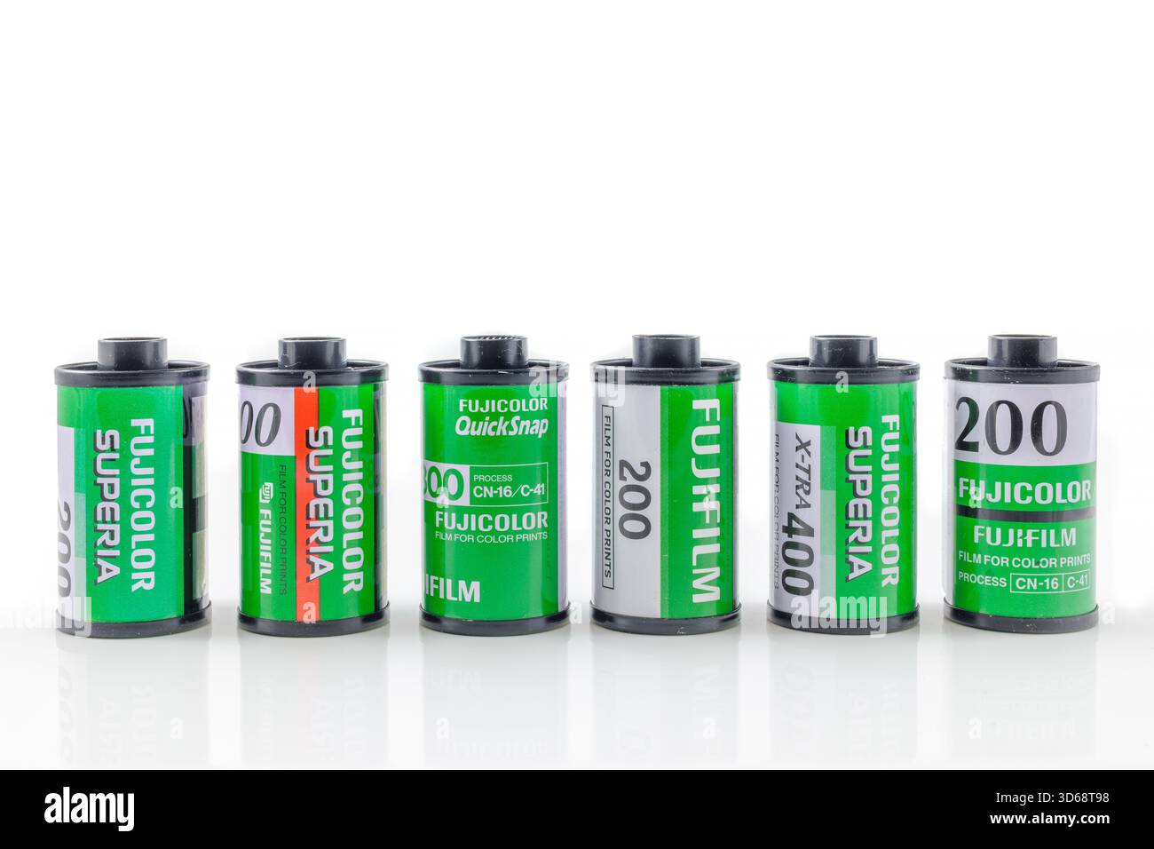 Dieren, pays-Bas - 27 octobre 2023 : cartouches de film Fujifilm vintage devant un fond blanc à Dieren, pays-Bas Banque D'Images