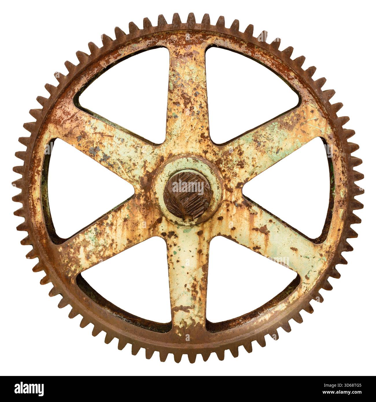 Grande roue dentée industrielle ancienne lourde rouillée et altérée isolée sur un fond blanc Banque D'Images