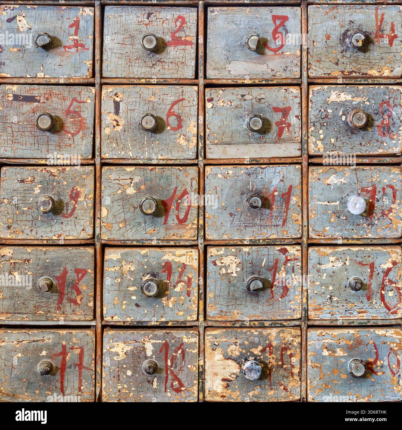 Armoire en bois antique vieilli avec vingt petits tiroirs numérotés Banque D'Images