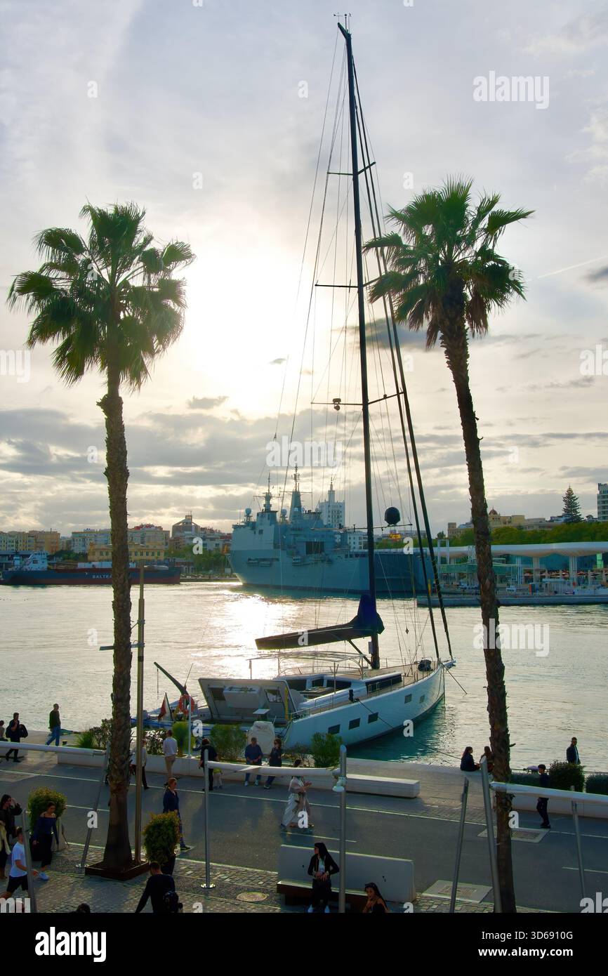 Touristes au port avec Castilla L52 Galice-class plate-forme d'atterrissage dock navire de la marine espagnole Paseo del Muelle Uno Malaga Andalousie Espagne Europe Banque D'Images