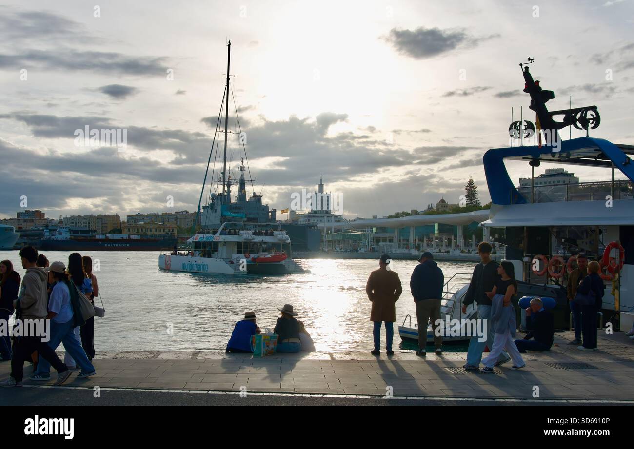 Touristes au port avec Castilla L52 Galice-class plate-forme d'atterrissage dock navire de la marine espagnole Paseo del Muelle Uno Malaga Andalousie Espagne Europe Banque D'Images