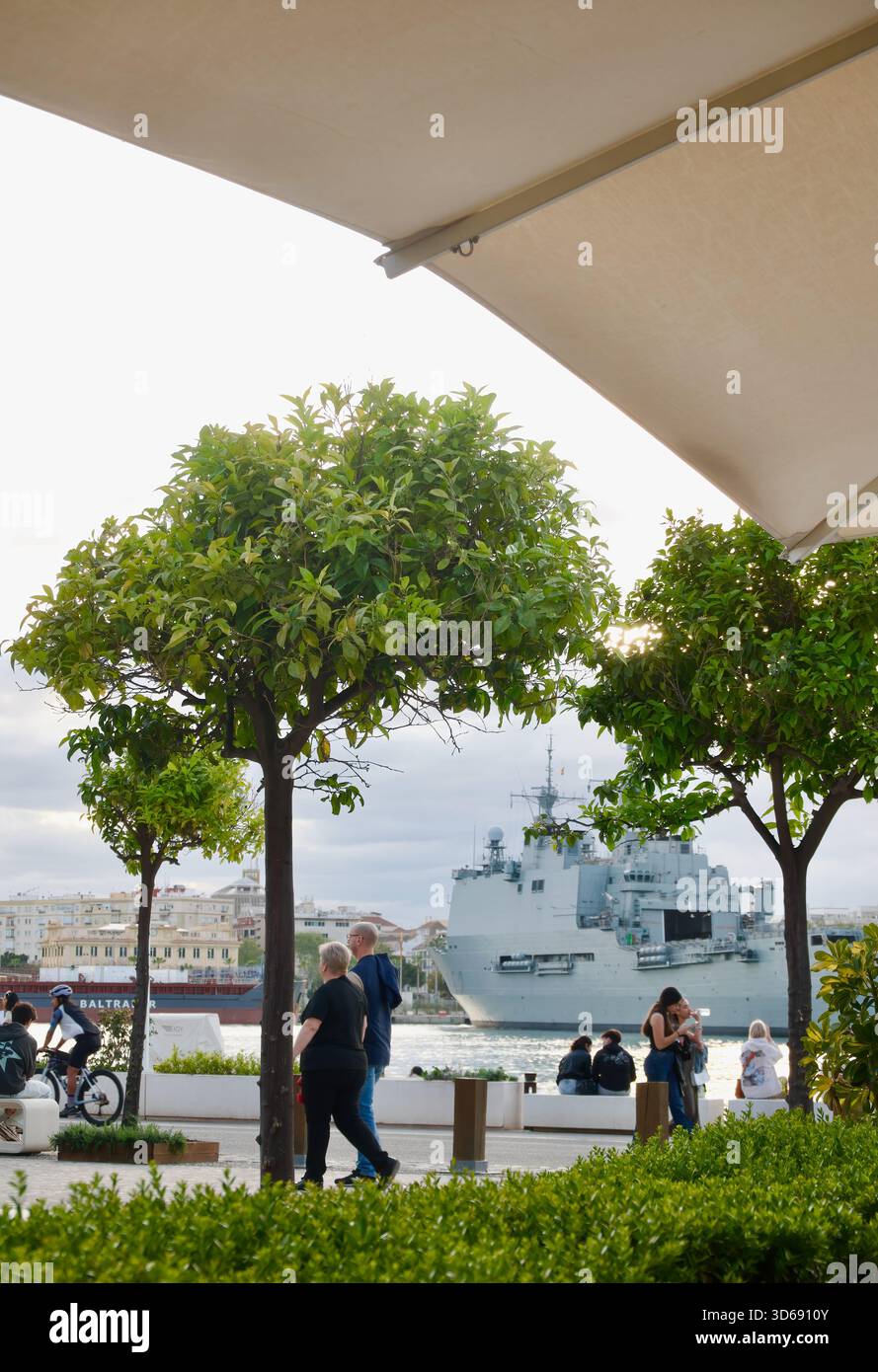 Touristes au port avec Castilla L52 Galice-class plate-forme d'atterrissage dock navire de la marine espagnole Paseo del Muelle Uno Malaga Andalousie Espagne Europe Banque D'Images