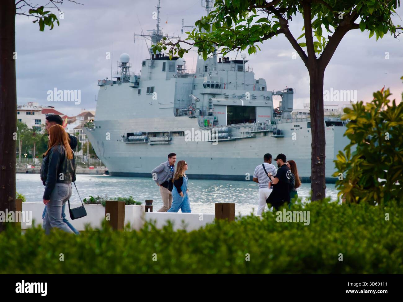 Touristes au port avec Castilla L52 Galice-class plate-forme d'atterrissage dock navire de la marine espagnole Paseo del Muelle Uno Malaga Andalousie Espagne Europe Banque D'Images