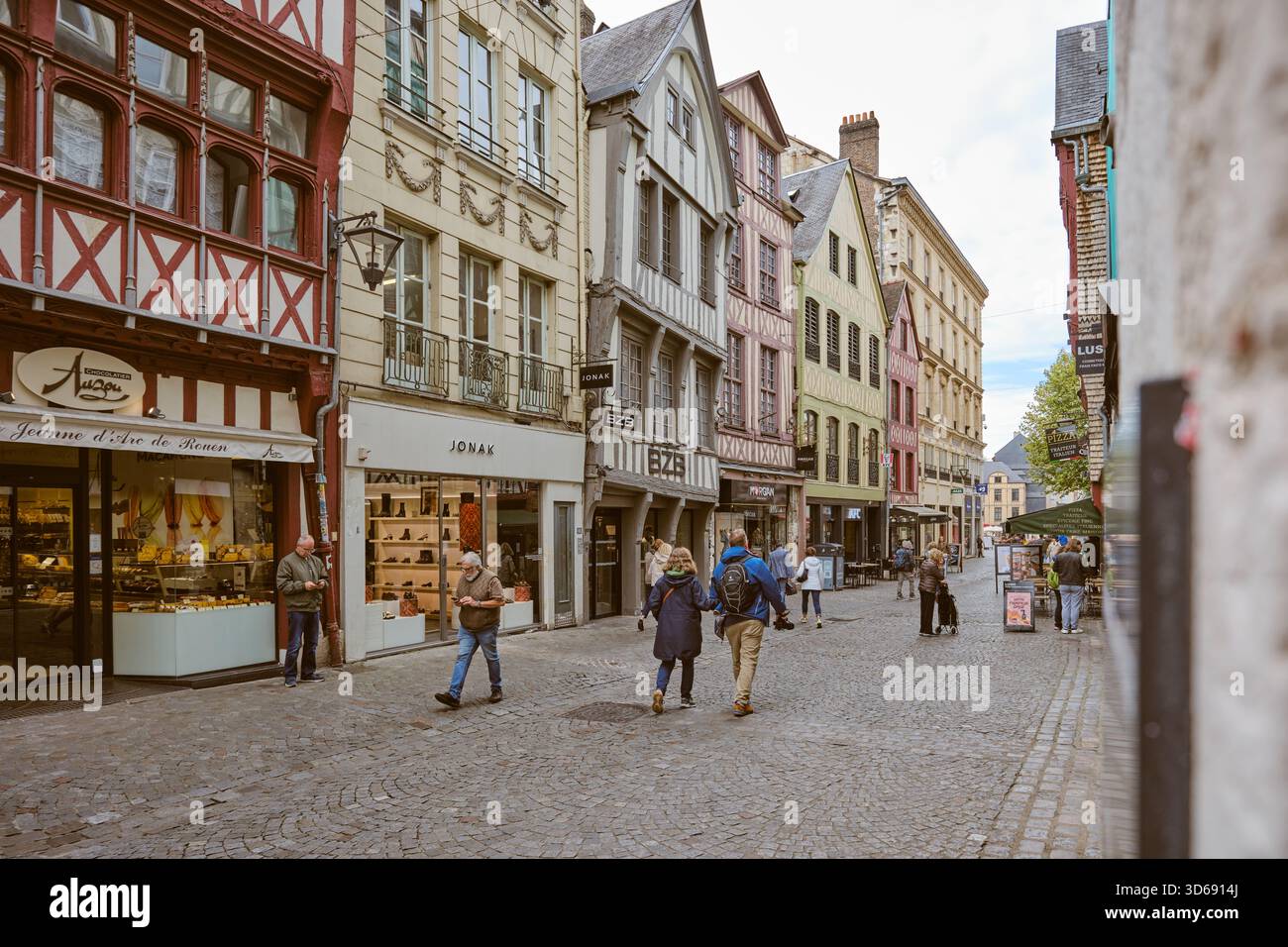 Rouen, Normandie, France - 23 septembre 2025 : Rue du gros-horloge, rue commerçante piétonne pavée avec maisons à colombages et mansi en pierre Banque D'Images