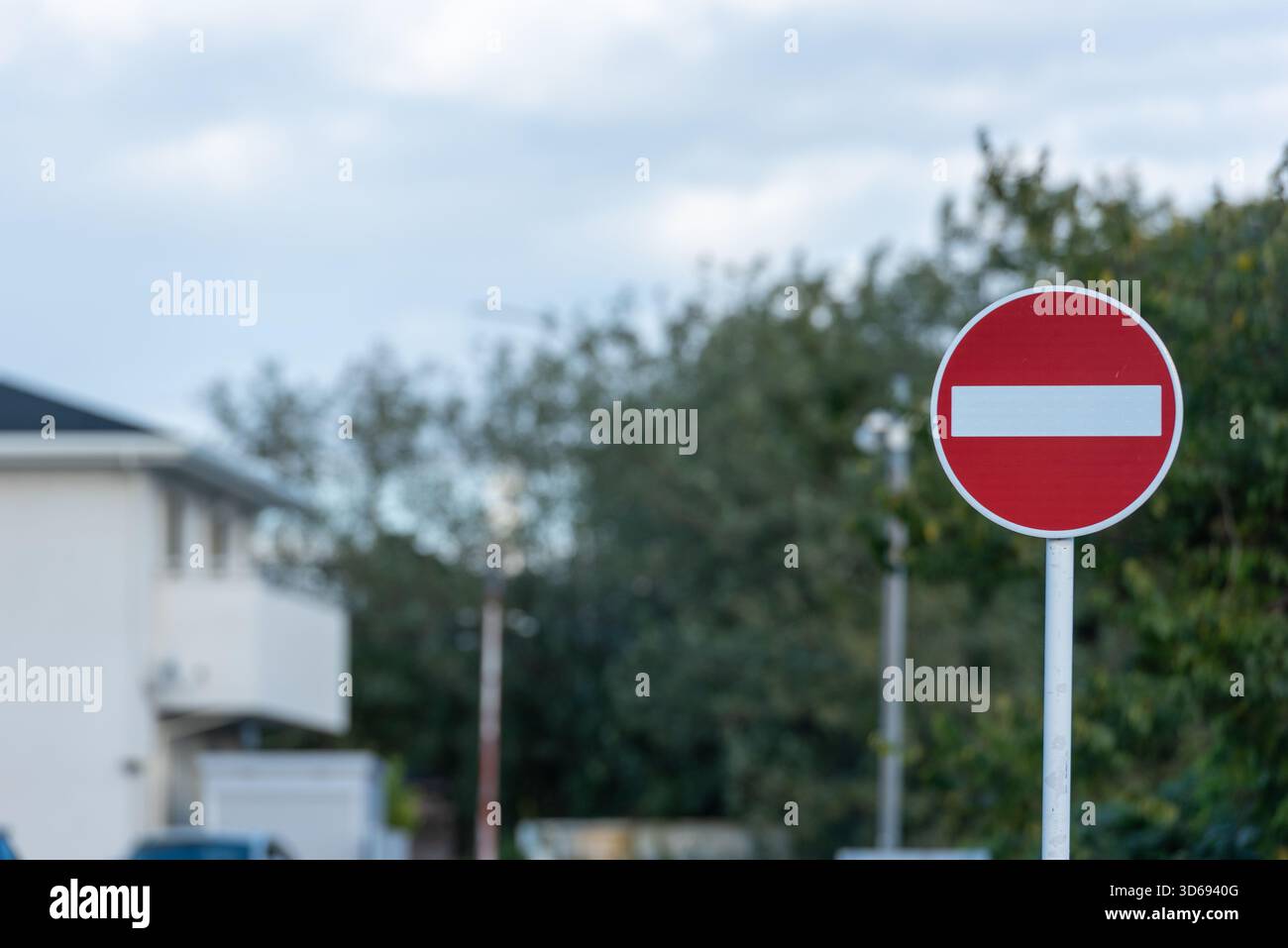 Rouge ne pas entrer signe sur la rue calme Banque D'Images
