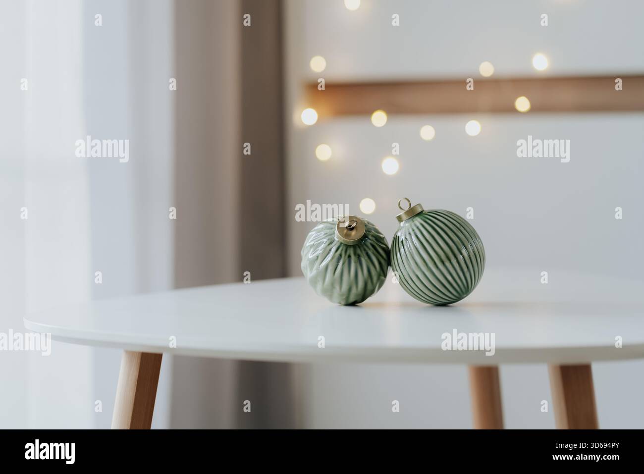 Décorations de Noël vertes modernes avec crêtes texturées et lumières bokeh chaudes Banque D'Images