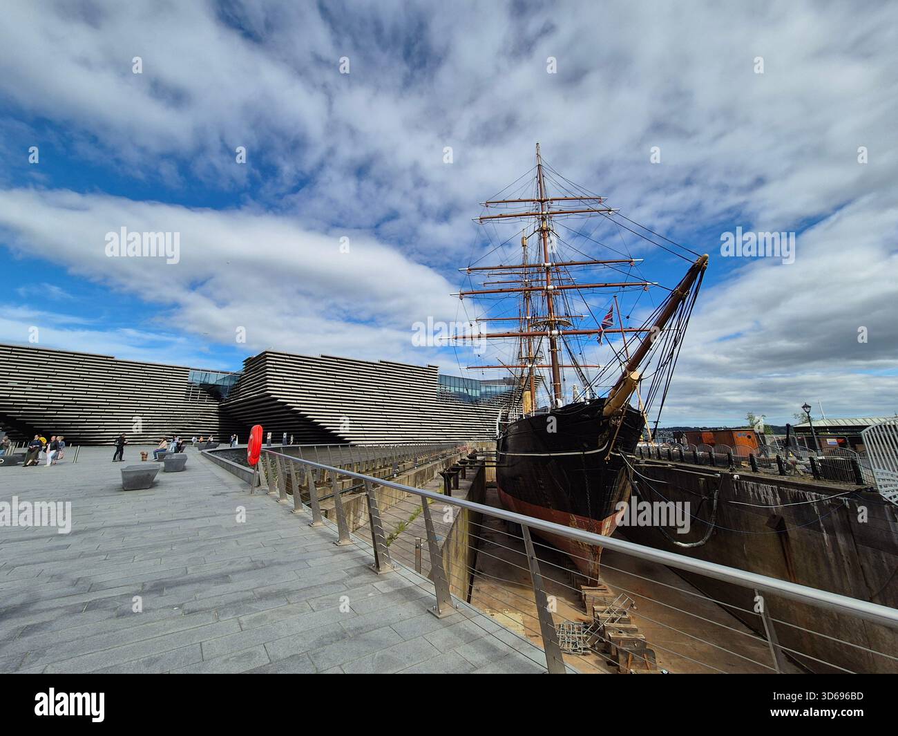 V&A Museum et RRS Discovery, Dundee, Écosse. RRS Discovery dans une cale sèche construite sur mesure à côté de V&A Dundee. Les gens marchant le long du trottoir Banque D'Images