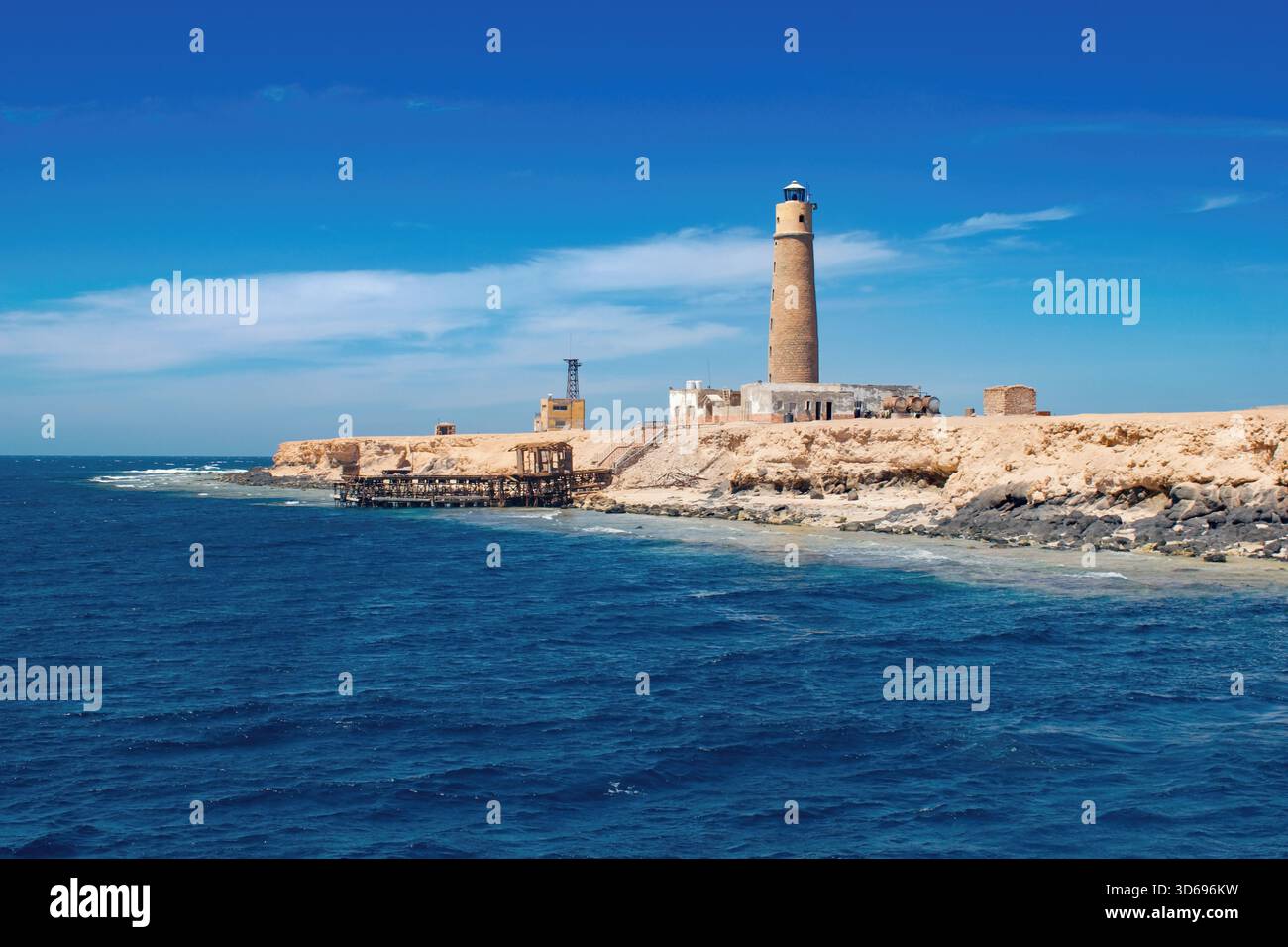 Île solitaire avec phare, Big Brother Island, mer Rouge Egypte Banque D'Images