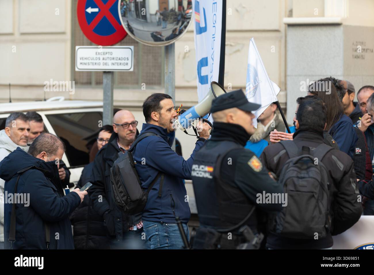 Madrid, Espagne. 19 novembre 2025. Des agents de la police nationale espagnole et de la Guardia civil participent à une manifestation devant le ministère de l'intérieur à Madrid pour protester contre ce qu'ils décrivent comme un manque de protection juridique, un meilleur équipement et de meilleures conditions de travail. Crédit : Diego Martínez/Alamy Live News. Banque D'Images