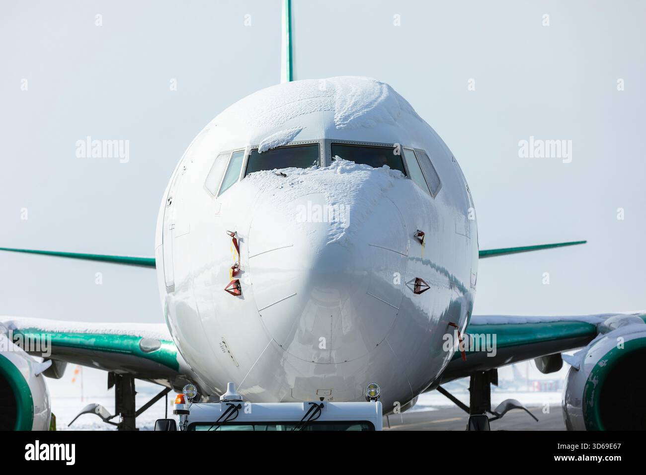 Cockpit recouvert de neige d'un avion de passagers avant le dégivrage. Journée d'hiver à l'aéroport. Banque D'Images