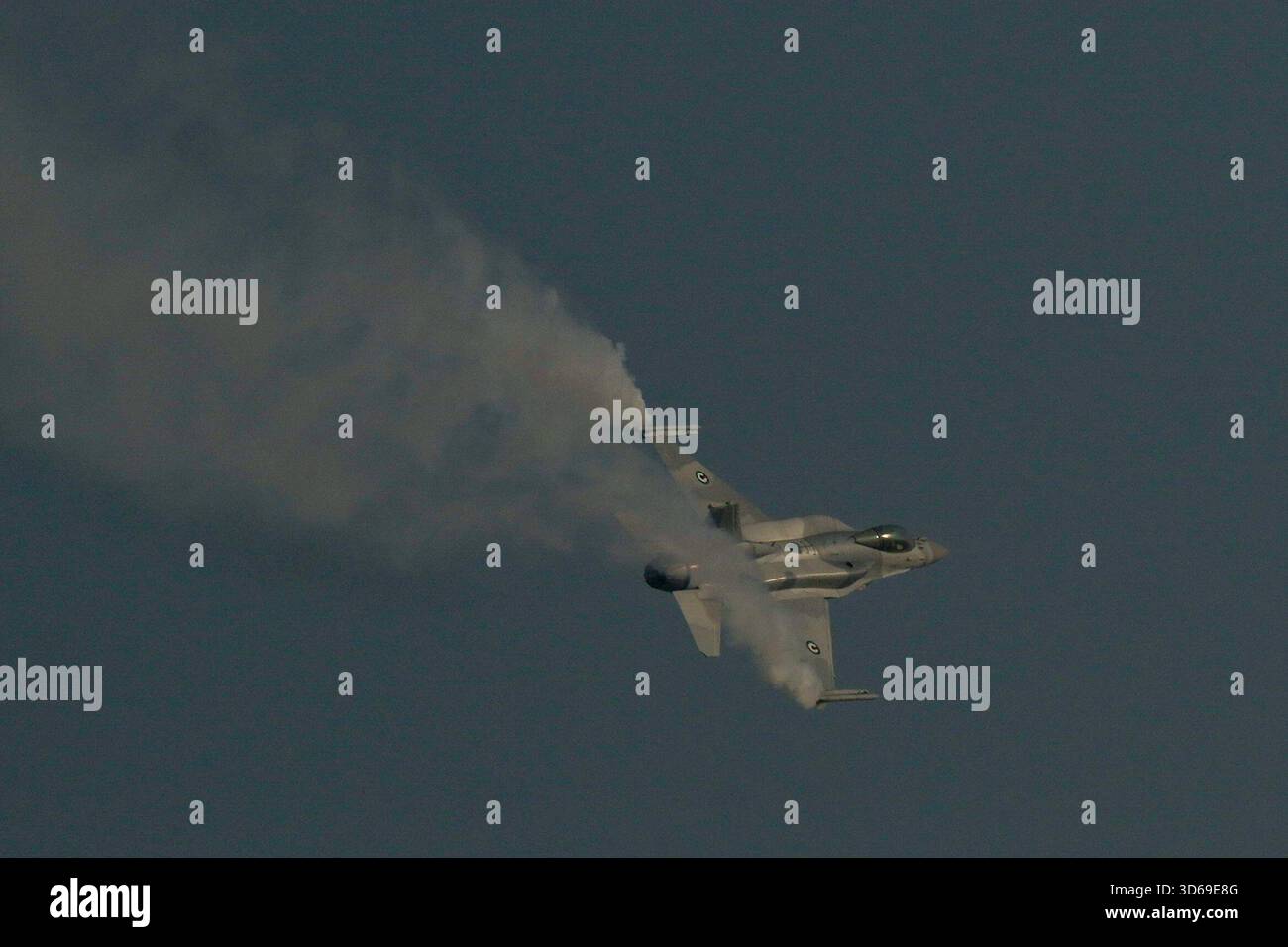 An F-16 fighter aircraft of the United Arab Emirates Air Force performs at the Dubai Air Show, United Arab Emirates, Wednesday, Nov. 19, 2025. (AP Photo/Altaf Qadri) Banque D'Images