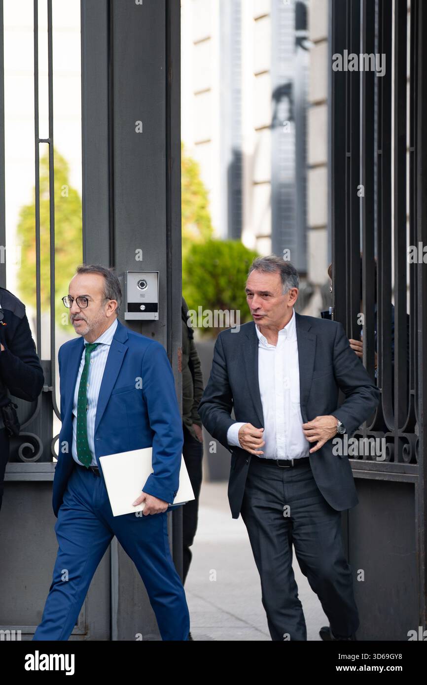 Madrid, Espagne. 19 novembre 2025. Enrique Santiago, député de l’IU dans le groupe parlementaire Sumar et secrétaire général du Parti communiste d’Espagne (PCE), quitte le Congrès des députés espagnol par une porte extérieure après avoir assisté à une session parlementaire à Madrid, alors que journalistes et photographes couvrent l’activité politique de la journée autour du bâtiment du parlement. Crédit : Diego Martínez/Alamy Live News. Banque D'Images