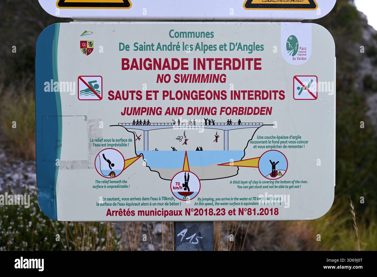 Panneau interdit ou panneau d'avertissement pas de baignade pas de saut pas de plongée du pont dans le lac de Castillon St André-les-Alpes France Banque D'Images