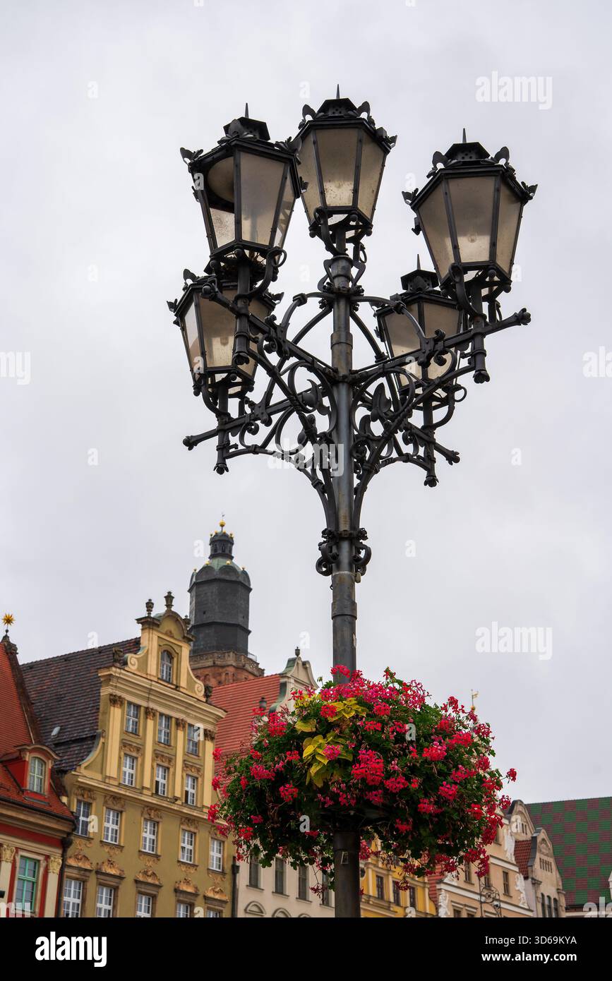 Vue d'un lampadaire sur la place du marché à Wrocław, Pologne. Banque D'Images