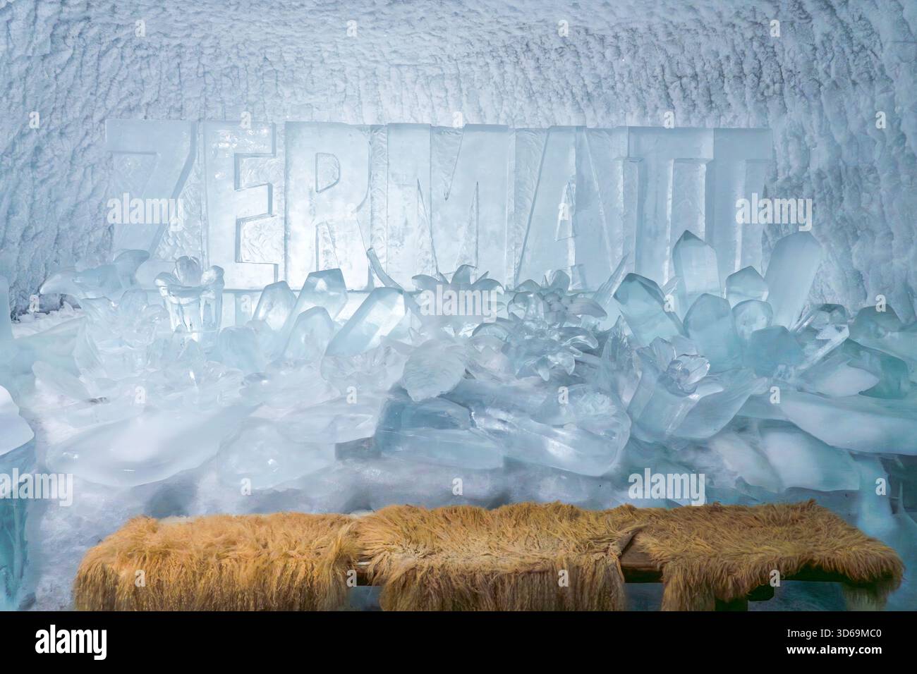 Sculpture de glace complexe d'un loup et d'un homme exposée à l'intérieur de Glacier Paradise, Zermatt, avec un environnement glaciaire et une ambiance alpine. Banque D'Images
