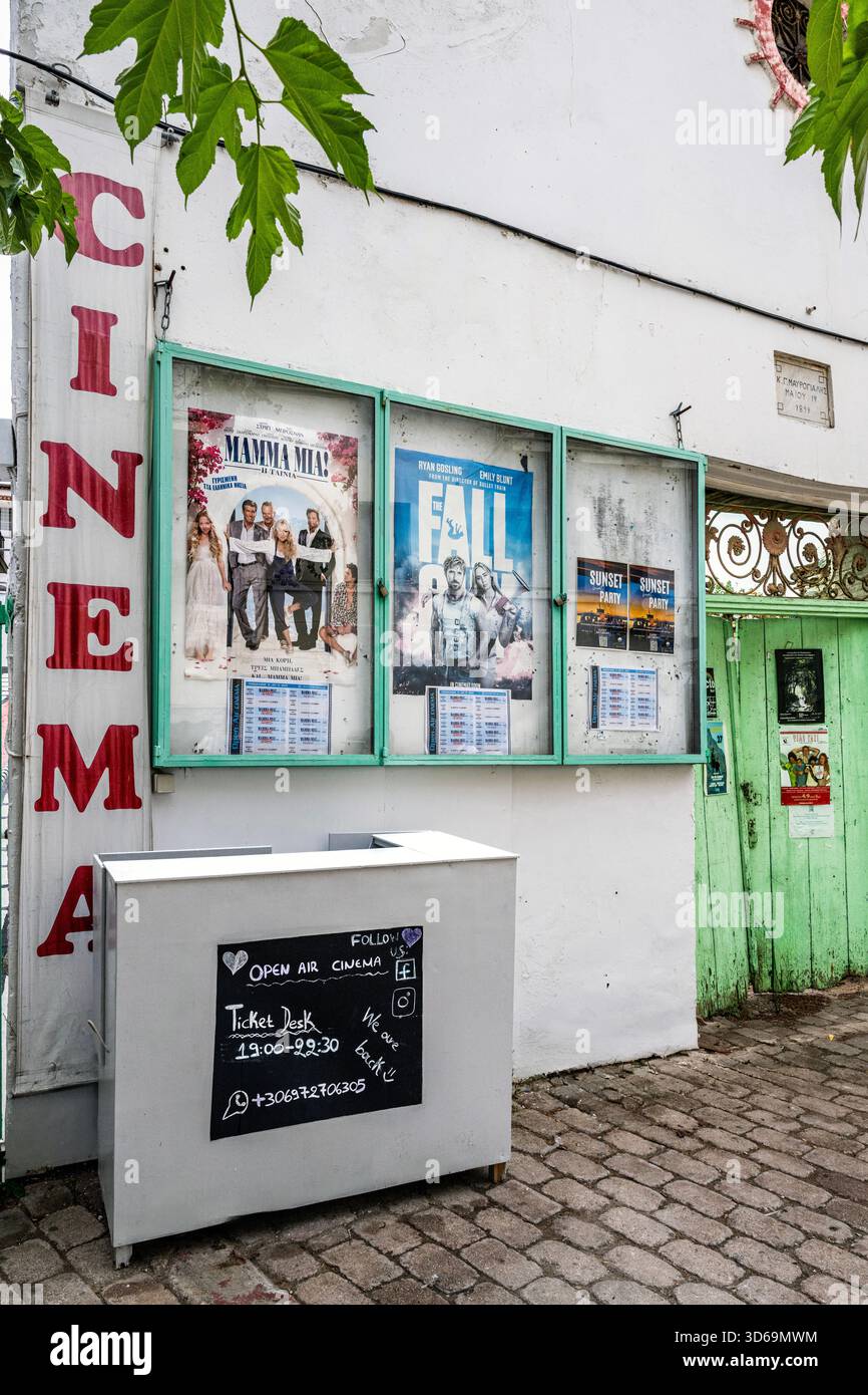 Extérieur du cinéma en plein air rue Papadiamantis, Skiathos Grèce, avec des affiches annonçant le film Mamma Mia qui a été tourné sur Skiathos et le ne Banque D'Images