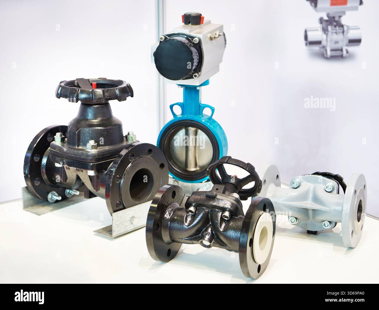 Vannes à diaphragme en métal pour raccords industriels sur exposition Banque D'Images