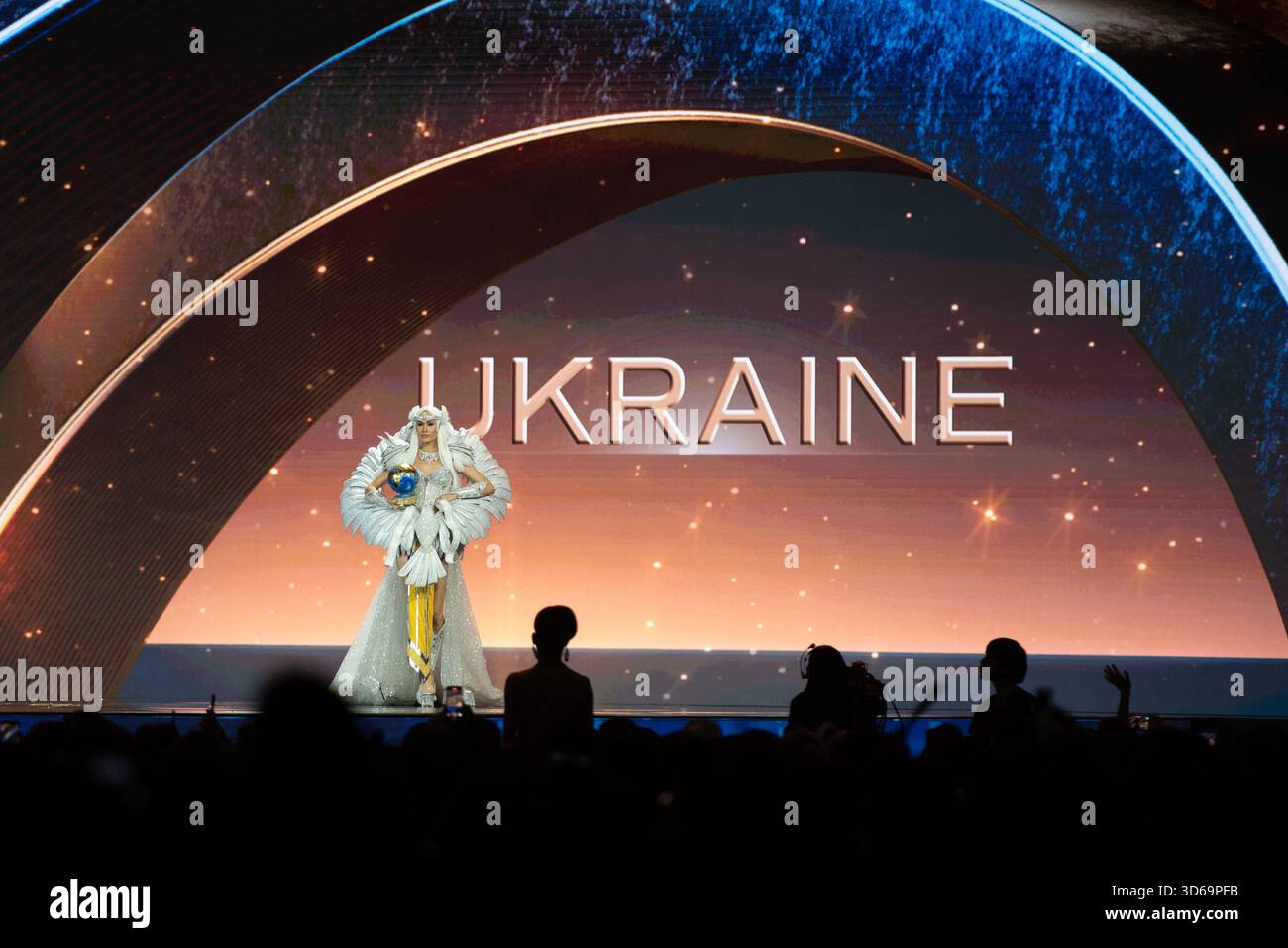 Bangkok, Thaïlande. 19 novembre 2025. Sofiya Tkachuk d'UKRAINE, en compétition nationale de costumes lors de la 74e compétition Miss Univers 2025, au Centre d'exposition et de Convention IMPACT, le 19 novembre 2025 à Bangkok, Thaïlande. (Photo de Teera Noisakran/Sipa USA) crédit : Sipa USA/Alamy Live News Banque D'Images