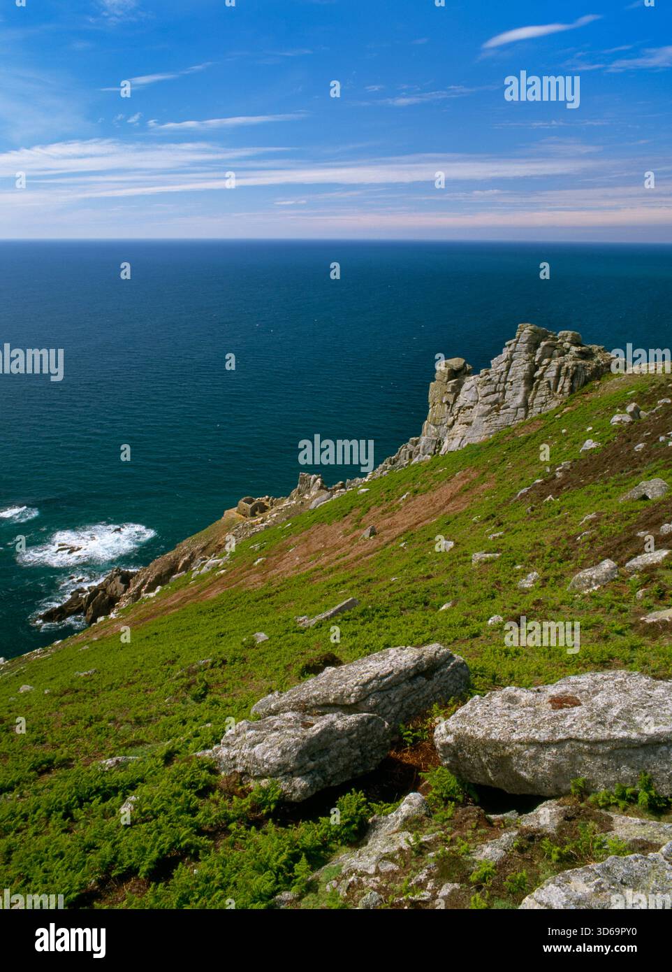 Vue au nord-ouest de la maison de tir sans toit de la station de signalisation de brouillard de batterie victorienne à Battery point sur la côte ouest de Lundy Island, Devon, Angleterre, Royaume-Uni. Banque D'Images