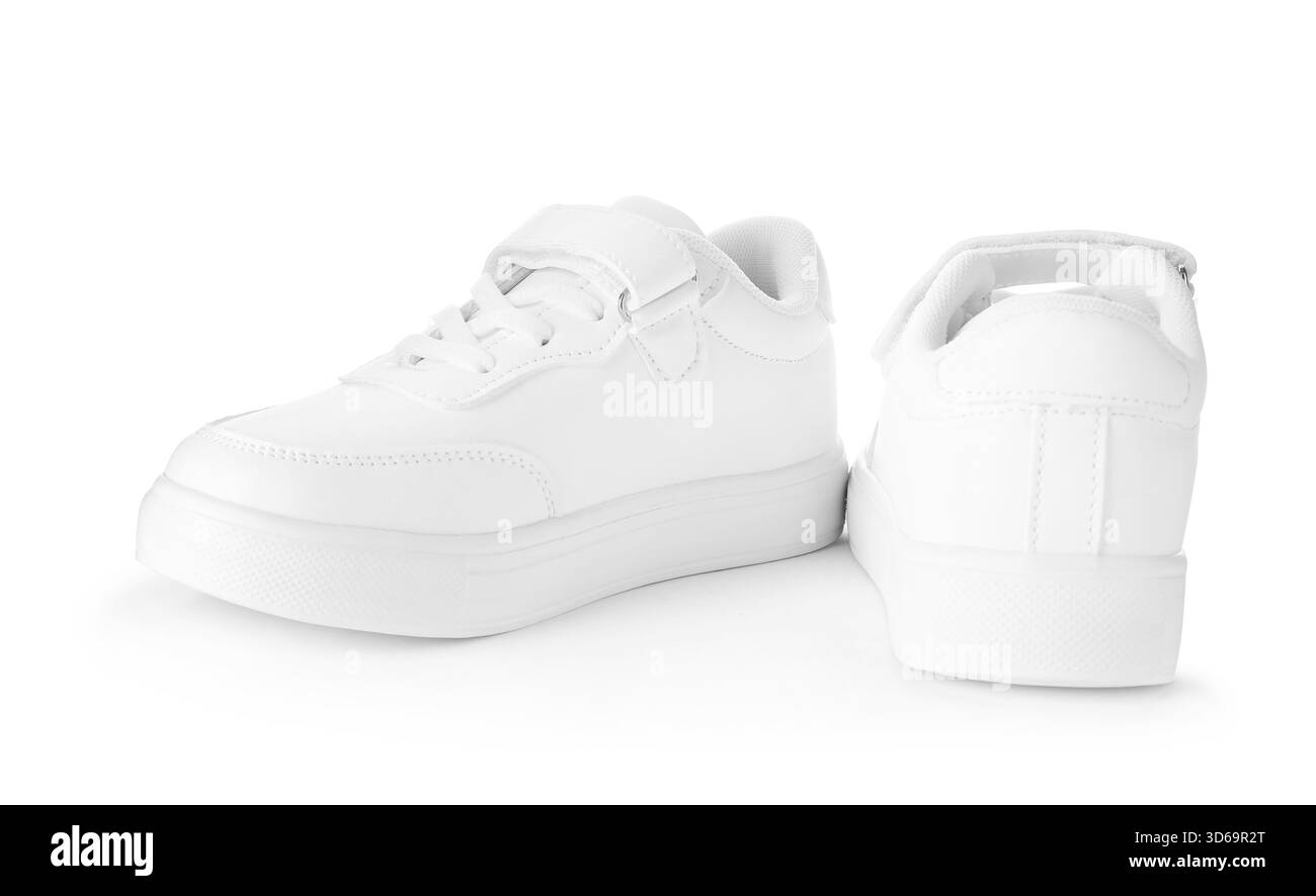 Paire de baskets enfant isolées sur blanc. Chaussures élégantes Banque D'Images