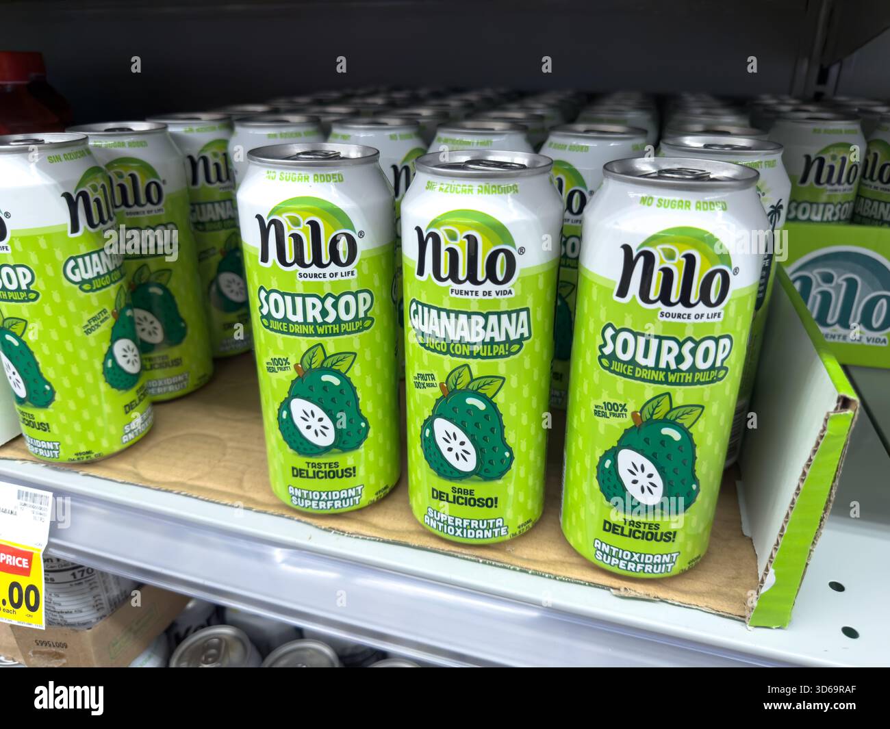 Los Angeles, Californie, États-Unis - 02-01-2023 : une vue de plusieurs boîtes de jus de soursop Nilo, exposées dans une épicerie locale. Banque D'Images
