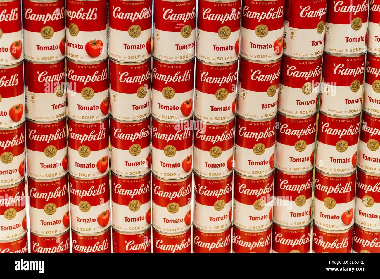 Une exposition de boîtes de soupe à la tomate Campbell’s à New York le lundi 6 novembre 2025. (© Richard B. Levine) Banque D'Images