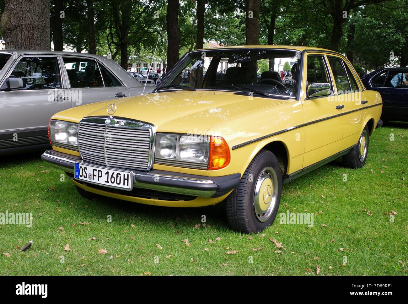 Bad Bentheim, Allemagne - 13 juillet 2025 Une Mercedes-Benz W123 jaune. Il s'agissait d'une voiture de prestige construite entre 1975 et 1986. Banque D'Images