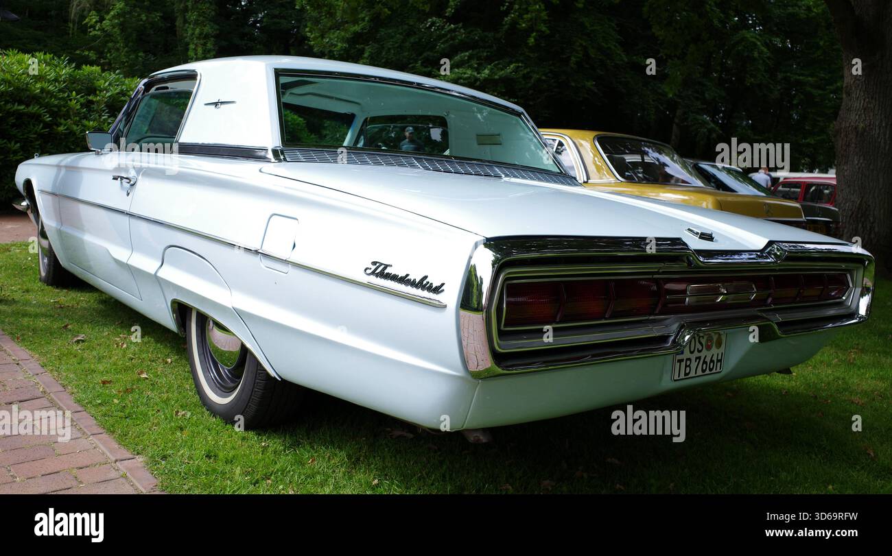 Bad Bentheim, Allemagne - 13 juillet 2025 L'arrière d'une Ford Thunderbird blanche quatrième génération de 1966 lors d'une réunion de voitures anciennes Banque D'Images