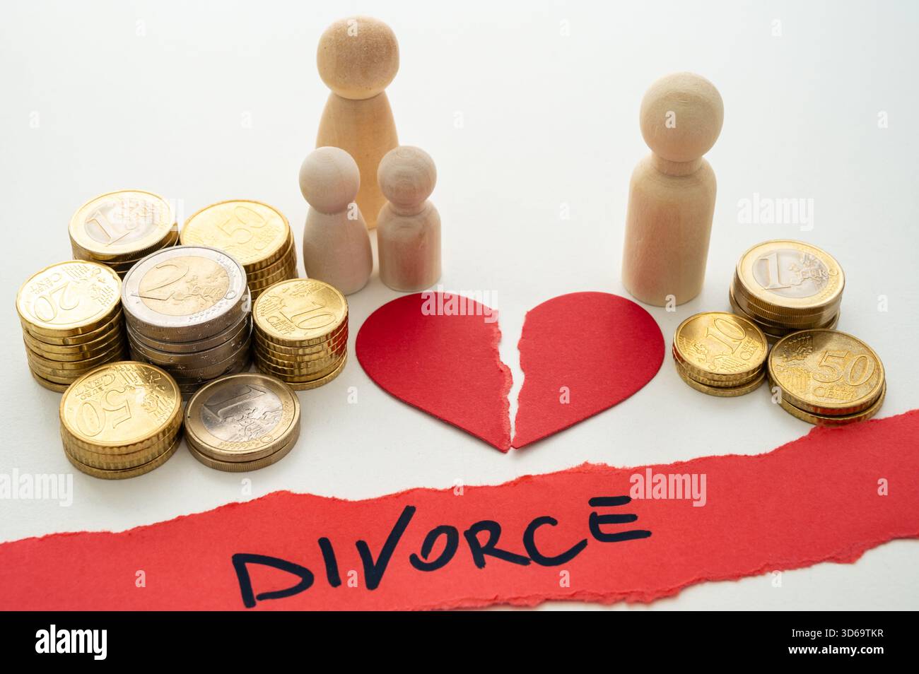 Concept de divorce : cœur rouge déchiré, jetons symbolisant mari, femme, enfants. L'argent et le mot "divorce". Garde des enfants et aspects financiers. Banque D'Images