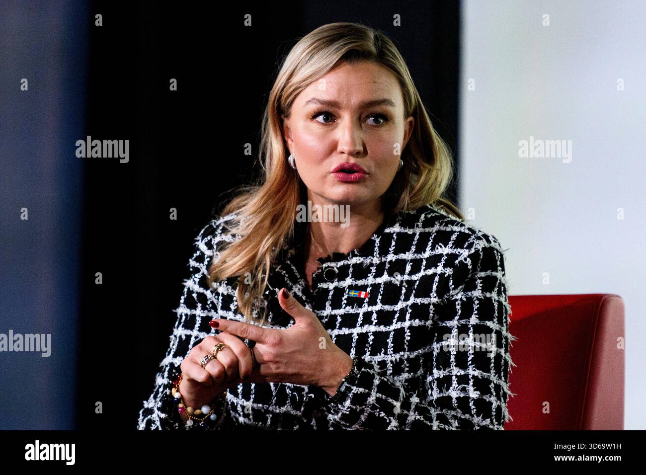 Ottawa, Canada. 19 novembre 2025. Le ministre de l'énergie, du commerce et de l'industrie et vice-premier ministre de la Suède, Ebba Busch, prend la parole lors d'une discussion au bord du feu au Musée canadien des sciences et de la technologie à Ottawa, le mercredi 19 novembre 2025. Crédit : la presse canadienne/Alamy Live News Banque D'Images