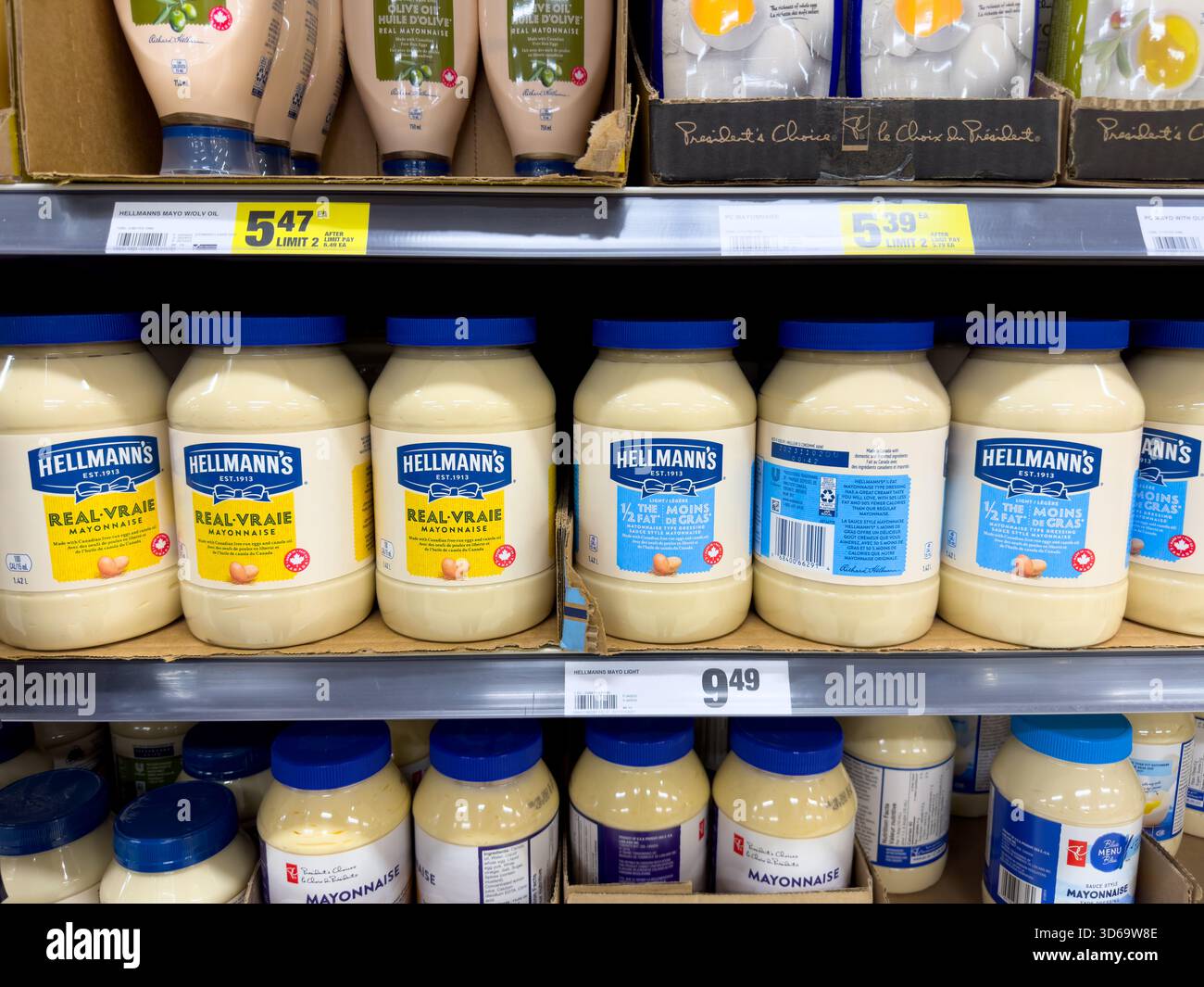 Winnipeg, Manitoba, Canada - 05-08-2023 : vue de plusieurs contenants de mayonnaise Hellmann, exposés dans une épicerie locale. Banque D'Images