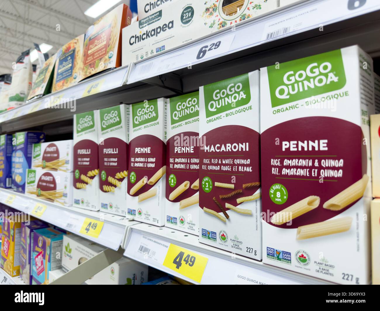 Winnipeg, Manitoba, Canada - 05-08-2023 : vue de plusieurs paquets de pâtes alternatives GoGo Quinoa, exposés dans une épicerie locale. Banque D'Images