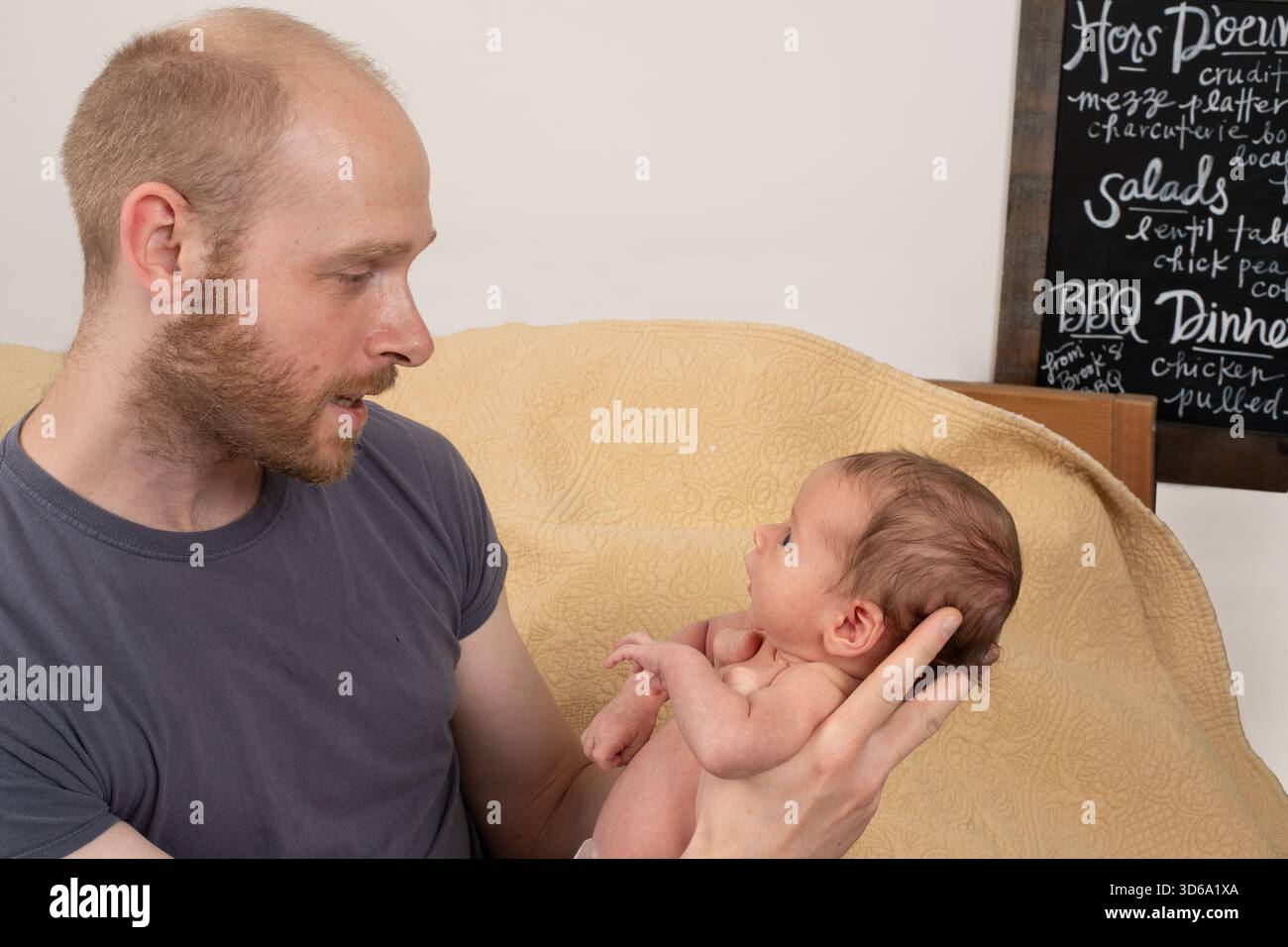 Bébé garçon nouveau-né, 3 semaines avec père, tenu Banque D'Images