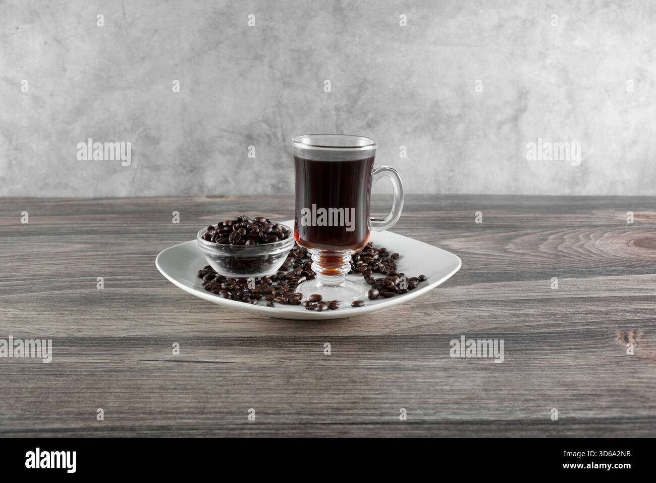 Une vue d'une tasse de café en verre. Banque D'Images