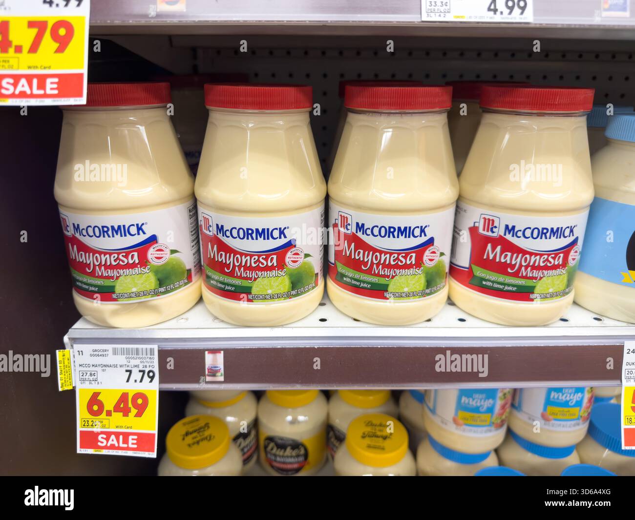 Los Angeles, Californie, États-Unis - 05-05-2023 : une vue de plusieurs contenants de mayonnaise McCormick Mayonesa, au magasin. Banque D'Images