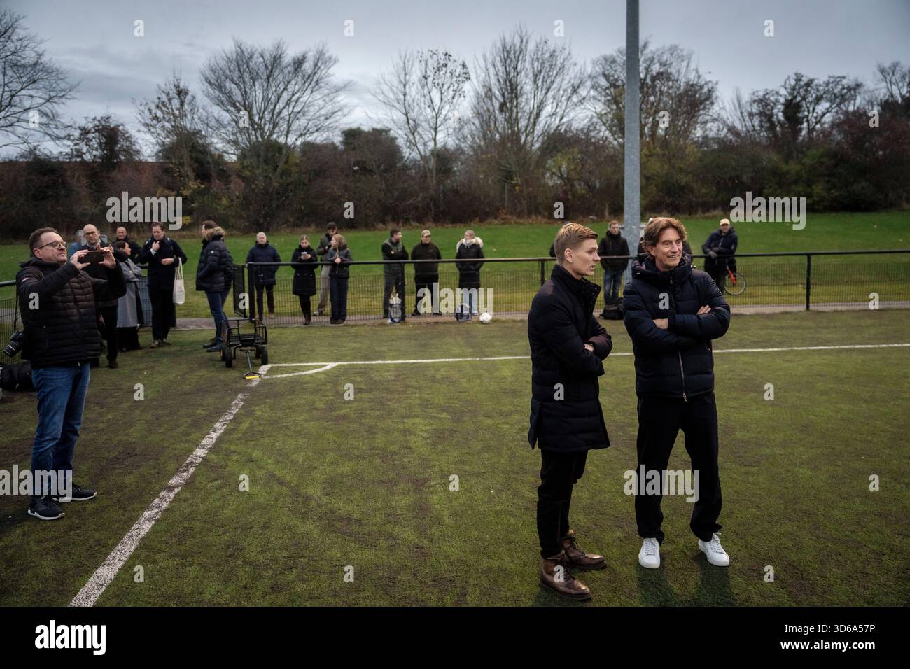 Frederiksvaerk, Danemark. 19 novembre 2025. L'entraîneur de football Thomas Frank, Tottenham, rend visite à son club natal Frederiksvaerk Football Club à Frederiksvaerk, le mercredi 19 novembre 2025. L'entraîneur de football a un nouveau livre sorti : Thomas Frank Diary de la premier League : l'histoire du plus grand nom d'entraîneur du Danemark. (Photo : Mads Claus Rasmussen/Ritzau Scanpix) crédit : Ritzau/Alamy Live News Banque D'Images