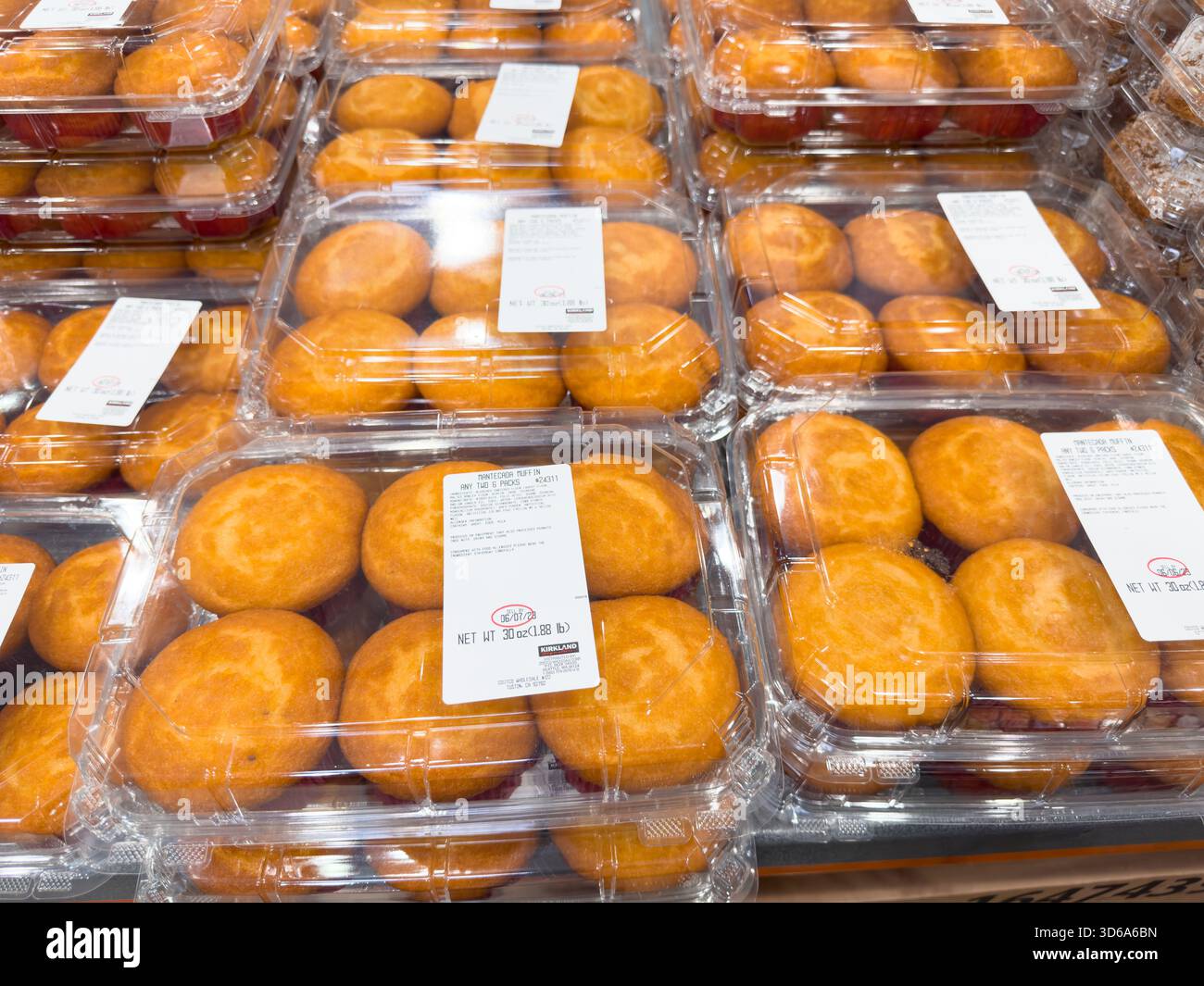 Los Angeles, Californie, États-Unis - 05-05-2023 : une vue de plusieurs paquets de muffins Kirkland signature mantecada, exposés dans un local Costco. Banque D'Images
