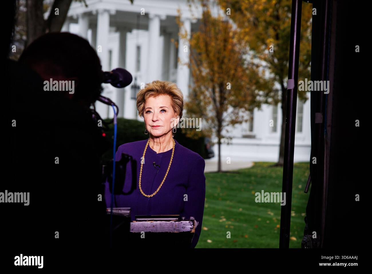 Washington, États-Unis. 19 novembre 2025. Linda McMahon, secrétaire à l'éducation, donne une interview télévisée devant la Maison Blanche à Washington, DC, le mercredi 19 novembre 2025. L’administration Trump a annoncé qu’elle accélérerait ses plans de démantèlement du ministère de l’éducation. Photo de Samuel Corum/UPI crédit : UPI/Alamy Live News Banque D'Images