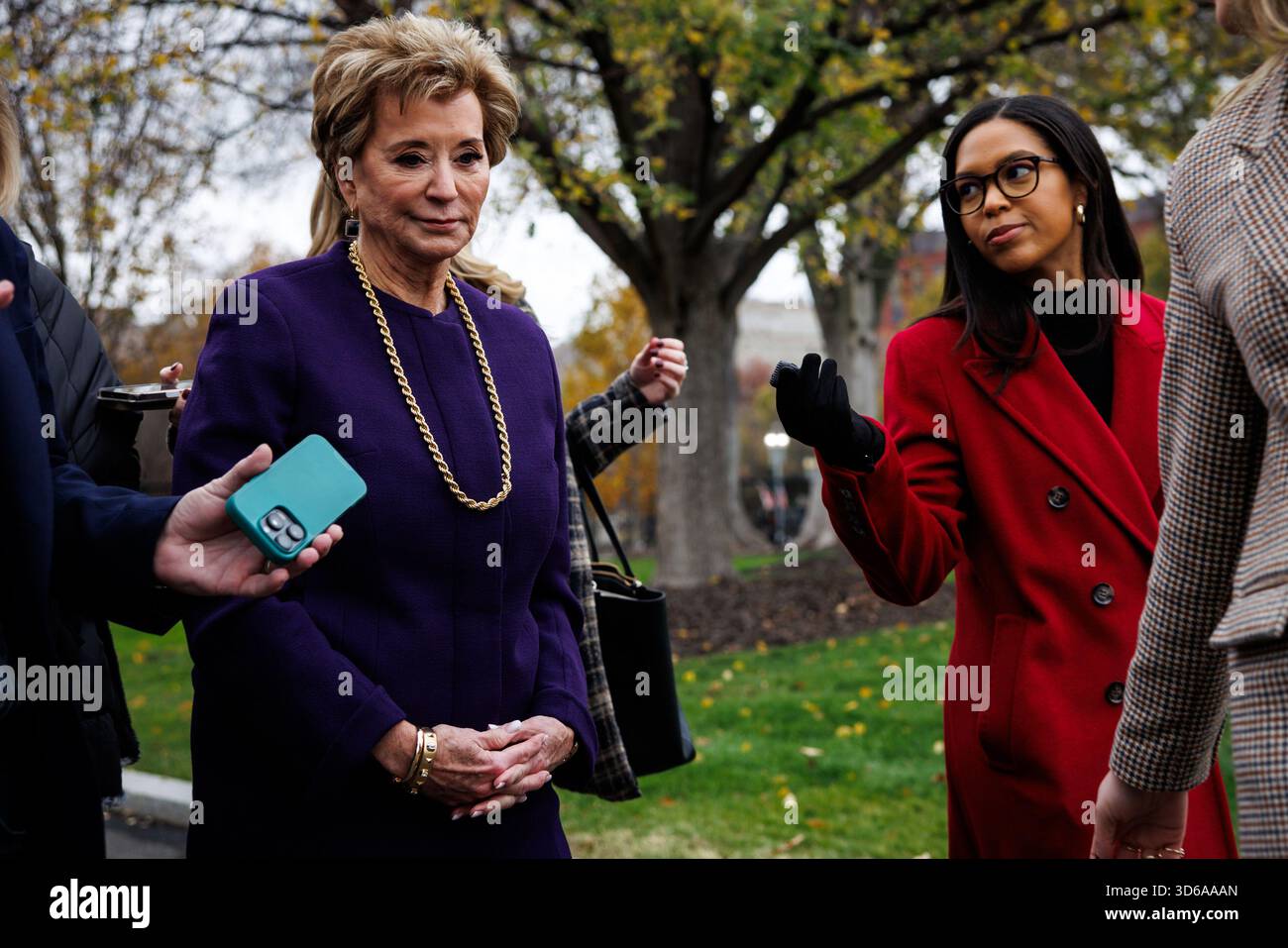 Washington, États-Unis. 19 novembre 2025. Linda McMahon (à gauche), secrétaire à l'éducation, marche vers l'aile ouest après avoir donné une interview télévisée devant la Maison Blanche à Washington, DC, le mercredi 19 novembre 2025. L’administration Trump a annoncé qu’elle accélérerait ses plans de démantèlement du ministère de l’éducation. Photo de Samuel Corum/UPI crédit : UPI/Alamy Live News Banque D'Images